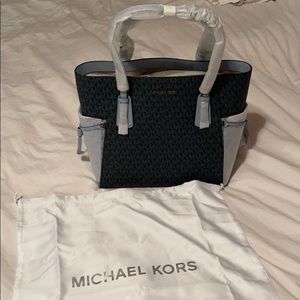 MICHAEL KORS VOYAGER ADMIRAL BLUE LEATHER TOTE